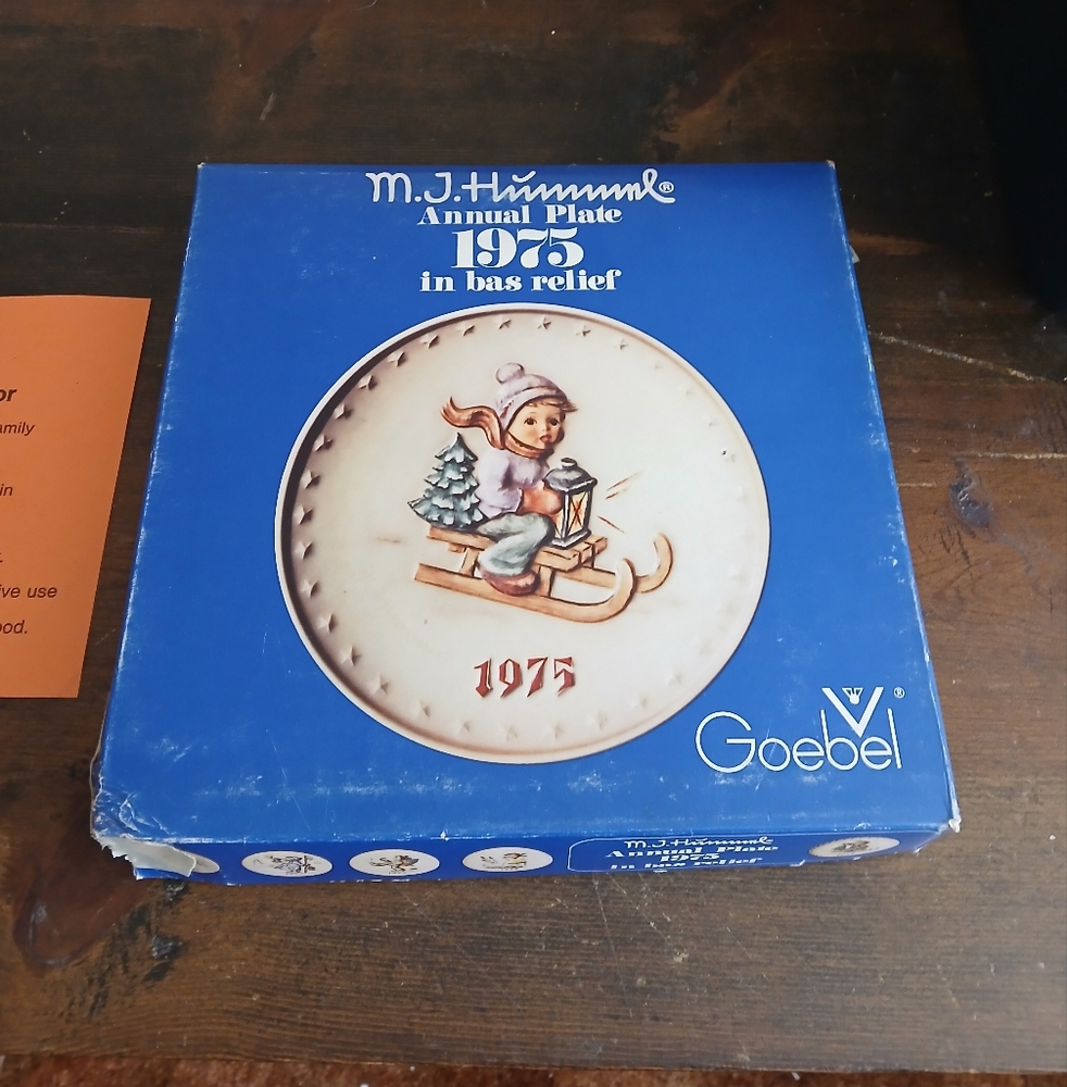 M.J. Hummel 1975 Annual Plate in Box Goebel IN BAS RELIEF Read Description